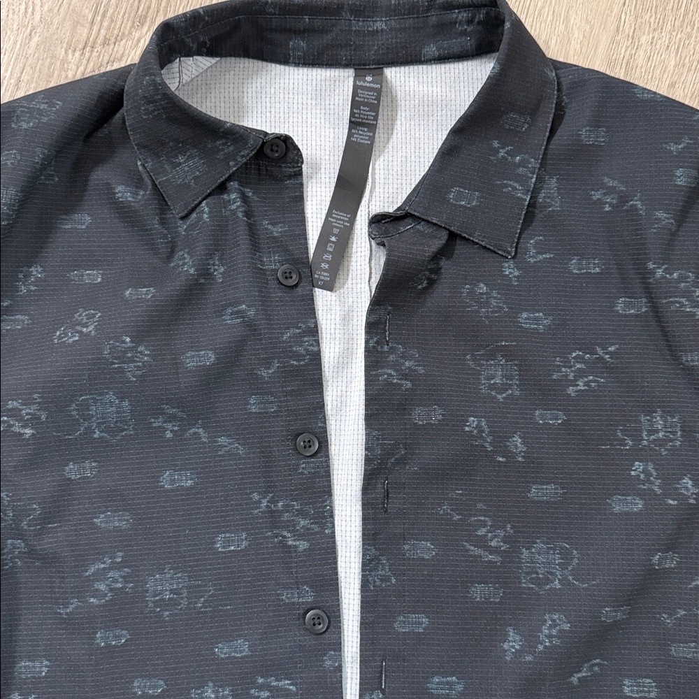 Lululemon Men's Short Sleeve Black Patterned Button-Up Shirt - Picture 2 of 6